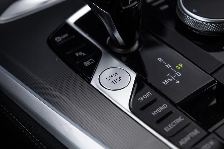 BMW X5 xDrive45e CARPLAY / CAMERA / DEALER ONDERHOUDEN /  LEER / STOELVERWARMING / BLACK ON BLACK