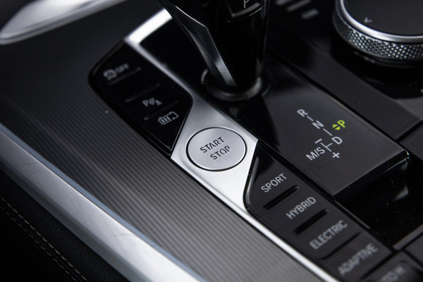 BMW X5 xDrive45e CARPLAY / CAMERA / DEALER ONDERHOUDEN /  LEER / STOELVERWARMING / BLACK ON BLACK