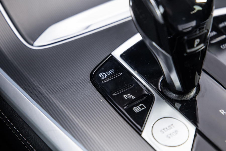 BMW X5 xDrive45e CARPLAY / CAMERA / DEALER ONDERHOUDEN /  LEER / STOELVERWARMING / BLACK ON BLACK