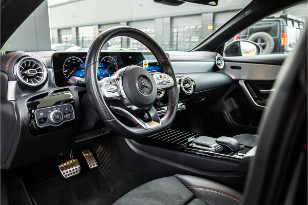 Mercedes-Benz CLA-Klasse CLA250 Premium Plus - AMG Line | Panorama | Camera | Stoelverwarming