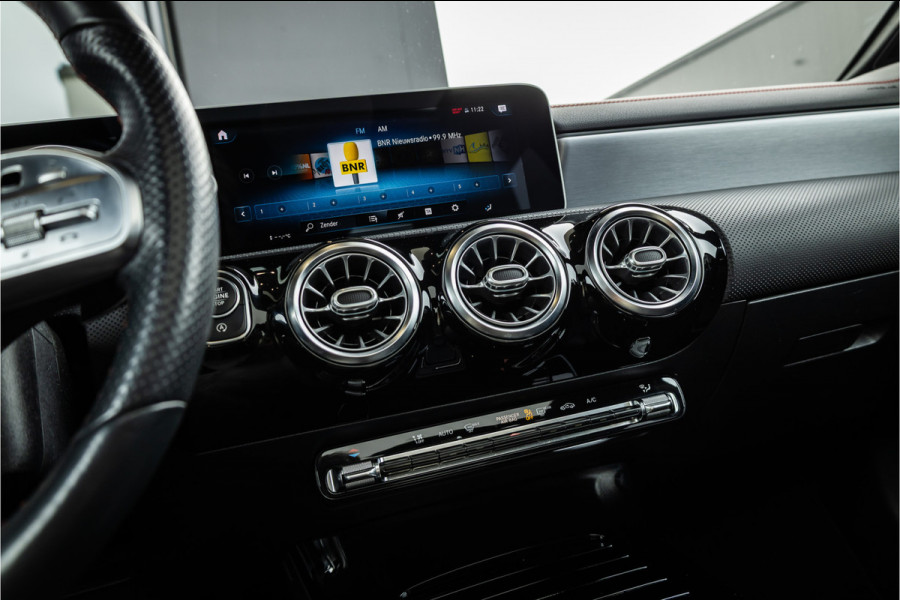 Mercedes-Benz CLA-Klasse CLA250 Premium Plus - AMG Line | Panorama | Camera | Stoelverwarming