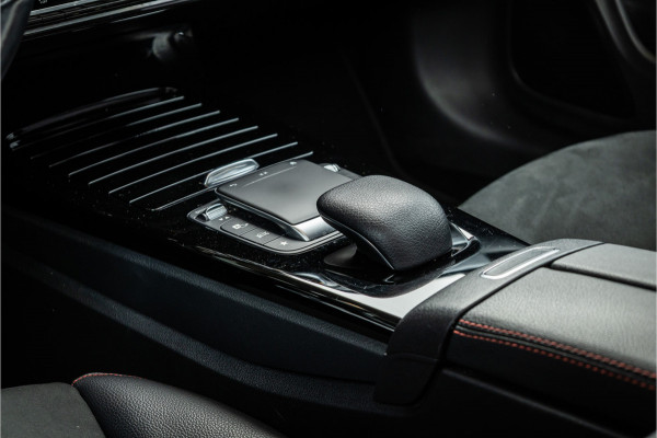 Mercedes-Benz CLA-Klasse CLA250 Premium Plus - AMG Line | Panorama | Camera | Stoelverwarming