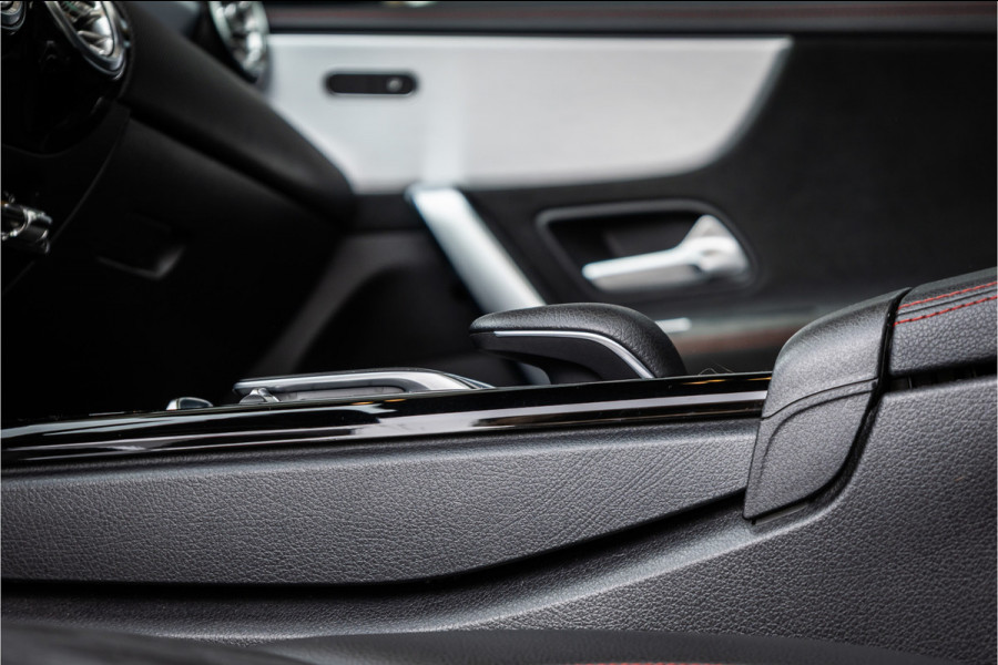 Mercedes-Benz CLA-Klasse CLA250 Premium Plus - AMG Line | Panorama | Camera | Stoelverwarming