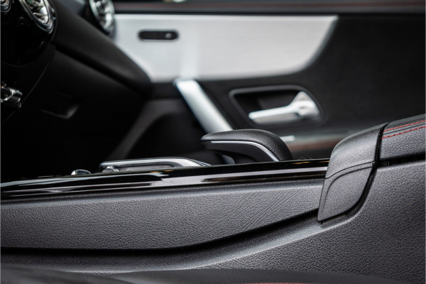 Mercedes-Benz CLA-Klasse CLA250 Premium Plus - AMG Line | Panorama | Camera | Stoelverwarming