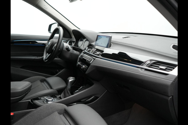 BMW X1 xDrive25e Sportline PHEV 221pk Dealer O.H. | Camera | Sportstoelen Verwarmd | Sfeerverlichting | Keyless | Navigatie | Cruise Control | DAB | Plug In Hybrid |