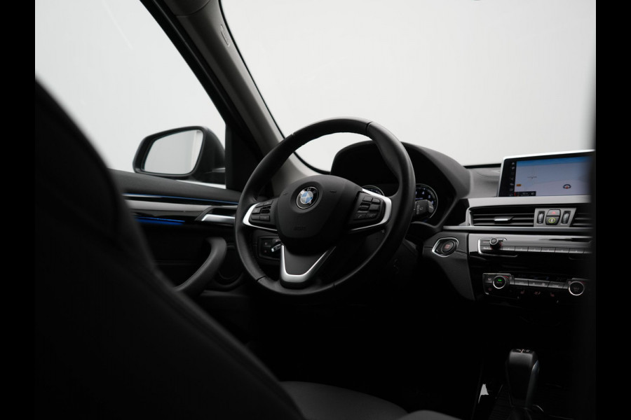 BMW X1 xDrive25e Sportline PHEV 221pk Dealer O.H. | Camera | Sportstoelen Verwarmd | Sfeerverlichting | Keyless | Navigatie | Cruise Control | DAB | Plug In Hybrid |