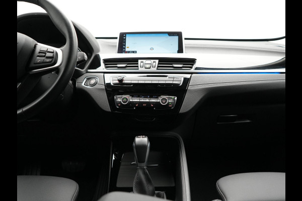 BMW X1 xDrive25e Sportline PHEV 221pk Dealer O.H. | Camera | Sportstoelen Verwarmd | Sfeerverlichting | Keyless | Navigatie | Cruise Control | DAB | Plug In Hybrid |