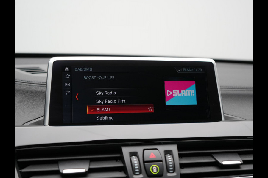 BMW X1 xDrive25e Sportline PHEV 221pk Dealer O.H. | Camera | Sportstoelen Verwarmd | Sfeerverlichting | Keyless | Navigatie | Cruise Control | DAB | Plug In Hybrid |