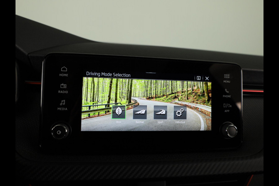 Škoda Kamiq Monte Carlo 1.0 TSI 115 pk 6 versn. Hand | Wegklapbare trekhaak | Winter Pakket | 18 inch lichtmetalen velgen