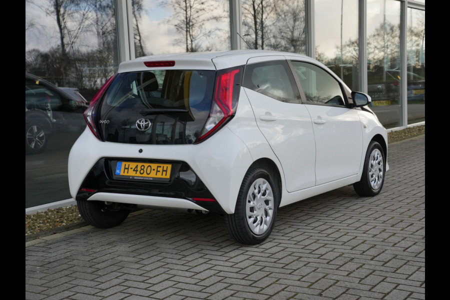 Toyota Aygo 1.0 VVT-i x-play Automaat | CarPlay | Achteruitrijcamera | Airco