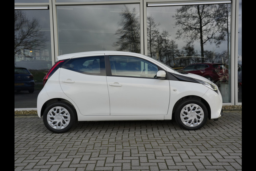 Toyota Aygo 1.0 VVT-i x-play Automaat | CarPlay | Achteruitrijcamera | Airco