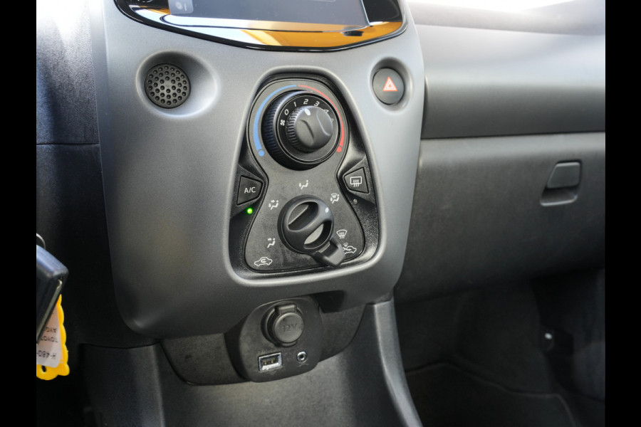 Toyota Aygo 1.0 VVT-i x-play Automaat | CarPlay | Achteruitrijcamera | Airco