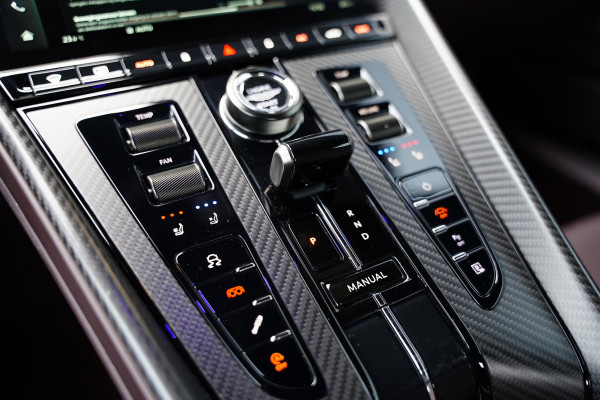 Aston Martin DB12 4.0 V8 / NL-Auto / B&W / Carbon