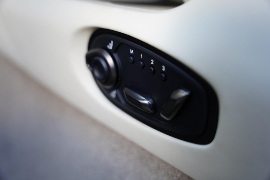 Aston Martin DB12 Volante 4.0 V8 / NL-Auto / Carbon Pack /  Keramische Remmen