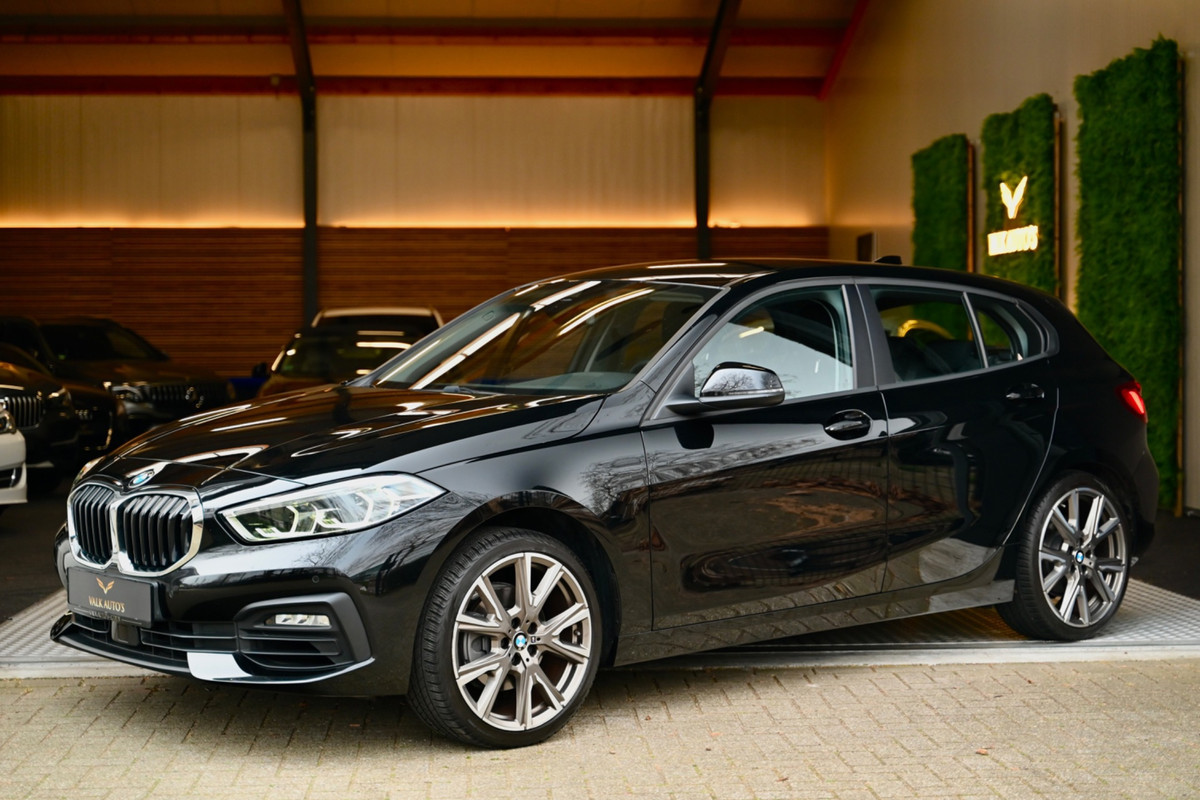 BMW 1-serie 118i Executive - Adaptive Cruise Control - El. Achterklep - Stoelverwarming - Live Cockpit - LED Koplampen - 19 Inch