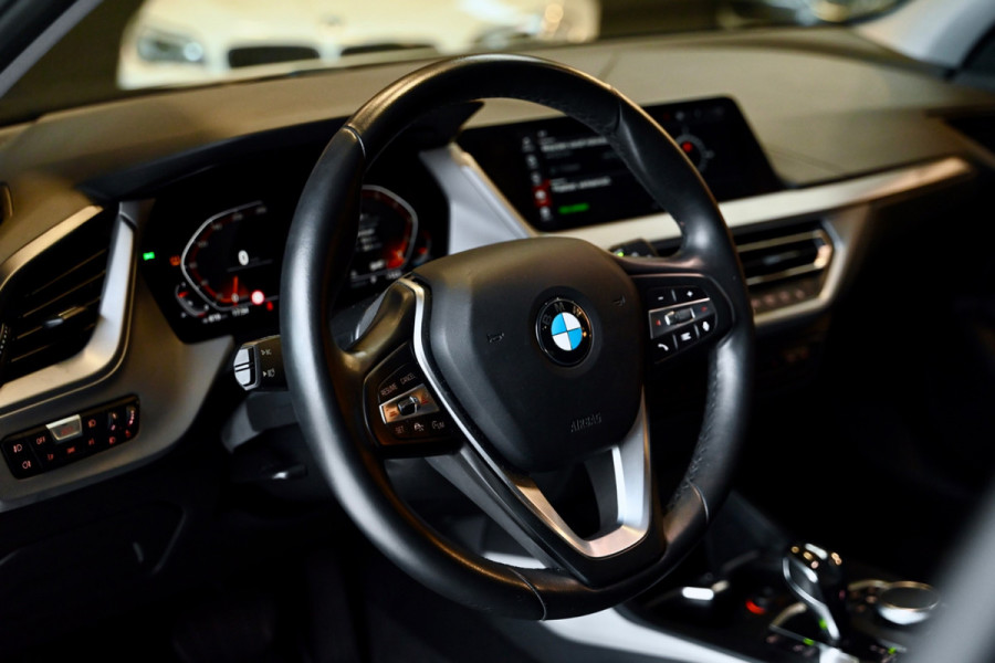 BMW 1-serie 118i Executive - Adaptive Cruise Control - El. Achterklep - Stoelverwarming - Live Cockpit - LED Koplampen - 19 Inch