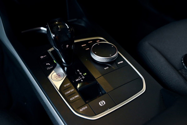 BMW 1-serie 118i Executive - Adaptive Cruise Control - El. Achterklep - Stoelverwarming - Live Cockpit - LED Koplampen - 19 Inch