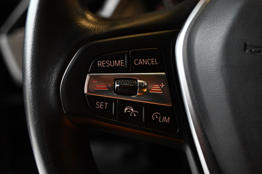 BMW 1-serie 118i Executive - Adaptive Cruise Control - El. Achterklep - Stoelverwarming - Live Cockpit - LED Koplampen - 19 Inch