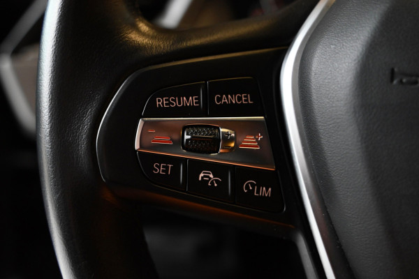 BMW 1-serie 118i Executive - Adaptive Cruise Control - El. Achterklep - Stoelverwarming - Live Cockpit - LED Koplampen - 19 Inch