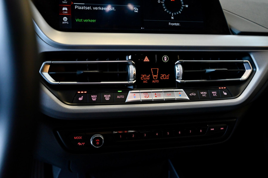 BMW 1-serie 118i Executive - Adaptive Cruise Control - El. Achterklep - Stoelverwarming - Live Cockpit - LED Koplampen - 19 Inch