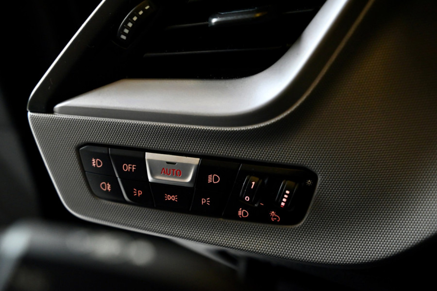 BMW 1-serie 118i Executive - Adaptive Cruise Control - El. Achterklep - Stoelverwarming - Live Cockpit - LED Koplampen - 19 Inch