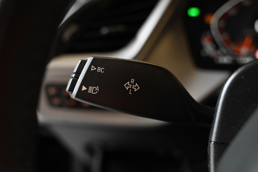 BMW 1-serie 118i Executive - Adaptive Cruise Control - El. Achterklep - Stoelverwarming - Live Cockpit - LED Koplampen - 19 Inch