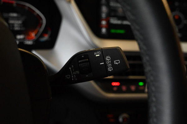 BMW 1-serie 118i Executive - Adaptive Cruise Control - El. Achterklep - Stoelverwarming - Live Cockpit - LED Koplampen - 19 Inch