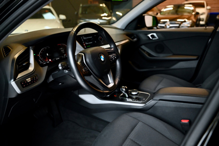 BMW 1-serie 118i Executive - Adaptive Cruise Control - El. Achterklep - Stoelverwarming - Live Cockpit - LED Koplampen - 19 Inch