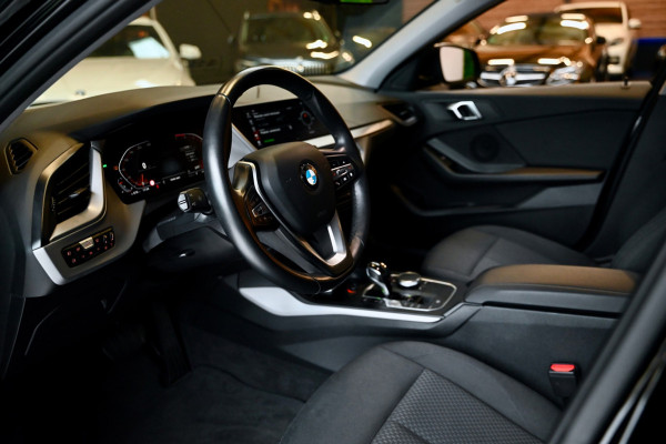 BMW 1-serie 118i Executive - Adaptive Cruise Control - El. Achterklep - Stoelverwarming - Live Cockpit - LED Koplampen - 19 Inch