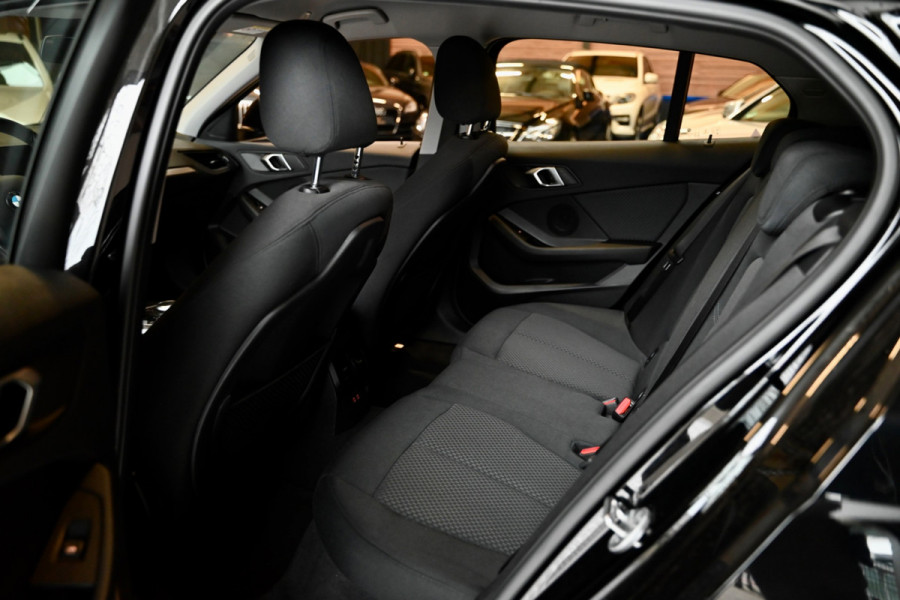 BMW 1-serie 118i Executive - Adaptive Cruise Control - El. Achterklep - Stoelverwarming - Live Cockpit - LED Koplampen - 19 Inch