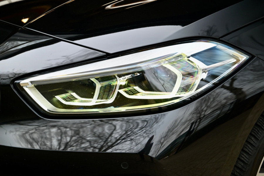 BMW 1-serie 118i Executive - Adaptive Cruise Control - El. Achterklep - Stoelverwarming - Live Cockpit - LED Koplampen - 19 Inch