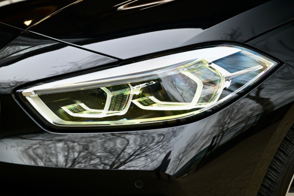 BMW 1-serie 118i Executive - Adaptive Cruise Control - El. Achterklep - Stoelverwarming - Live Cockpit - LED Koplampen - 19 Inch