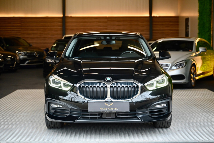 BMW 1-serie 118i Executive - Adaptive Cruise Control - El. Achterklep - Stoelverwarming - Live Cockpit - LED Koplampen - 19 Inch