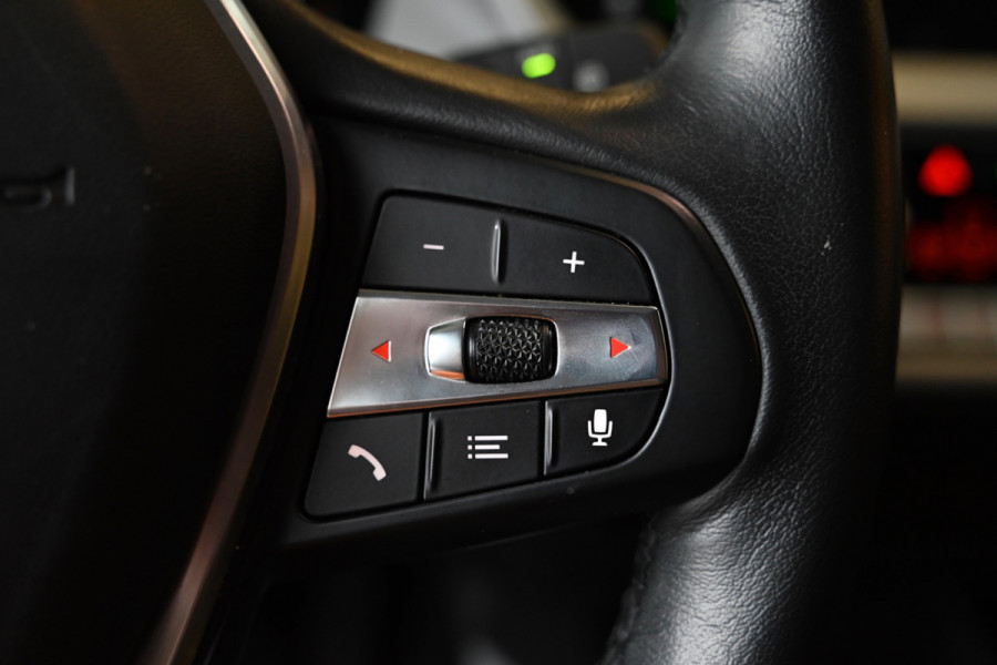 BMW 1-serie 118i Executive - Adaptive Cruise Control - El. Achterklep - Stoelverwarming - Live Cockpit - LED Koplampen - 19 Inch