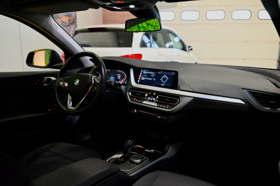 BMW 1-serie 118i Executive - Adaptive Cruise Control - El. Achterklep - Stoelverwarming - Live Cockpit - LED Koplampen - 19 Inch