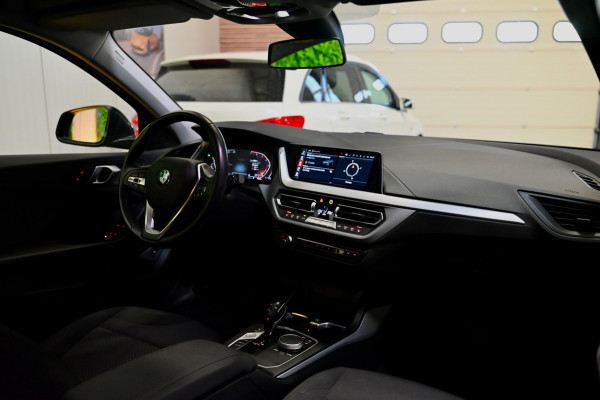 BMW 1-serie 118i Executive - Adaptive Cruise Control - El. Achterklep - Stoelverwarming - Live Cockpit - LED Koplampen - 19 Inch