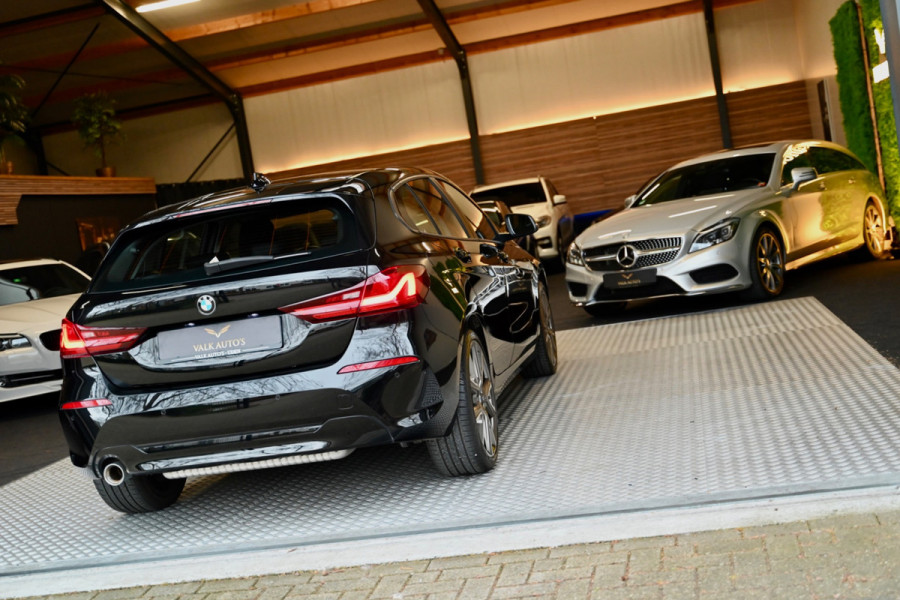 BMW 1-serie 118i Executive - Adaptive Cruise Control - El. Achterklep - Stoelverwarming - Live Cockpit - LED Koplampen - 19 Inch