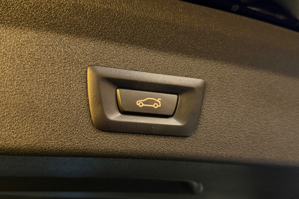 BMW 1-serie 118i Executive - Adaptive Cruise Control - El. Achterklep - Stoelverwarming - Live Cockpit - LED Koplampen - 19 Inch