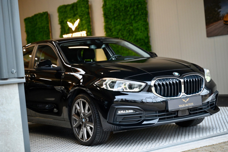 BMW 1-serie 118i Executive - Adaptive Cruise Control - El. Achterklep - Stoelverwarming - Live Cockpit - LED Koplampen - 19 Inch