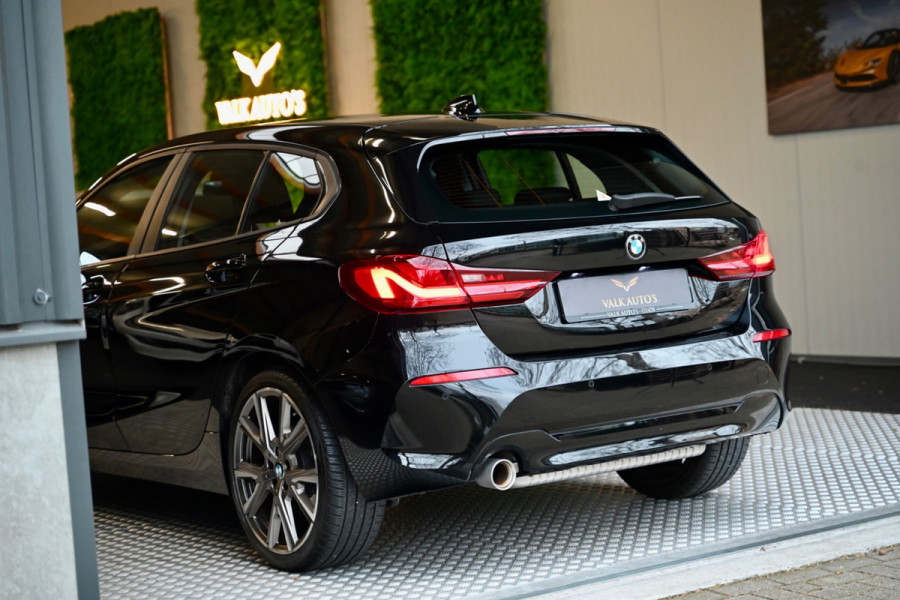 BMW 1-serie 118i Executive - Adaptive Cruise Control - El. Achterklep - Stoelverwarming - Live Cockpit - LED Koplampen - 19 Inch
