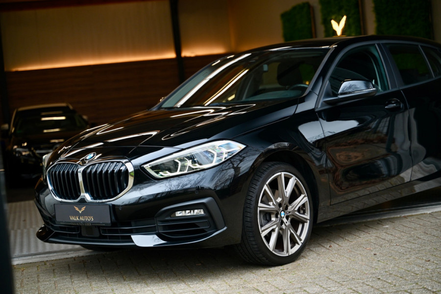 BMW 1-serie 118i Executive - Adaptive Cruise Control - El. Achterklep - Stoelverwarming - Live Cockpit - LED Koplampen - 19 Inch