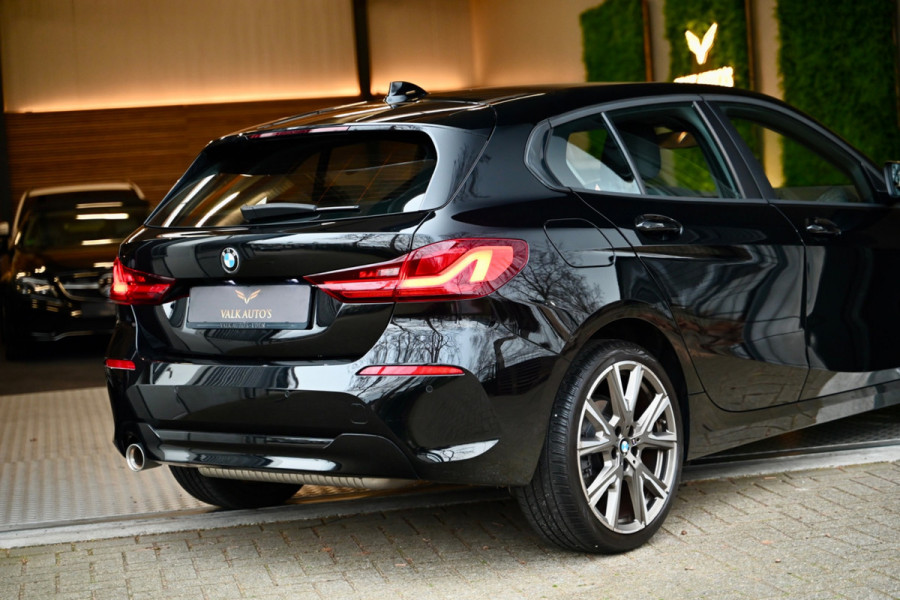 BMW 1-serie 118i Executive - Adaptive Cruise Control - El. Achterklep - Stoelverwarming - Live Cockpit - LED Koplampen - 19 Inch