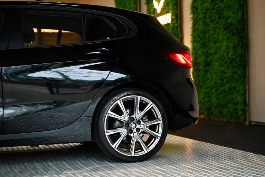 BMW 1-serie 118i Executive - Adaptive Cruise Control - El. Achterklep - Stoelverwarming - Live Cockpit - LED Koplampen - 19 Inch