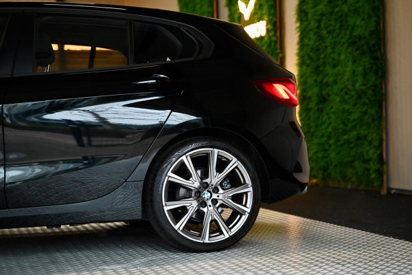 BMW 1-serie 118i Executive - Adaptive Cruise Control - El. Achterklep - Stoelverwarming - Live Cockpit - LED Koplampen - 19 Inch
