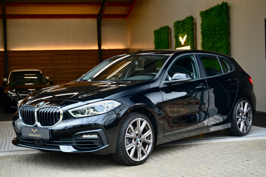 BMW 1-serie 118i Executive - Adaptive Cruise Control - El. Achterklep - Stoelverwarming - Live Cockpit - LED Koplampen - 19 Inch