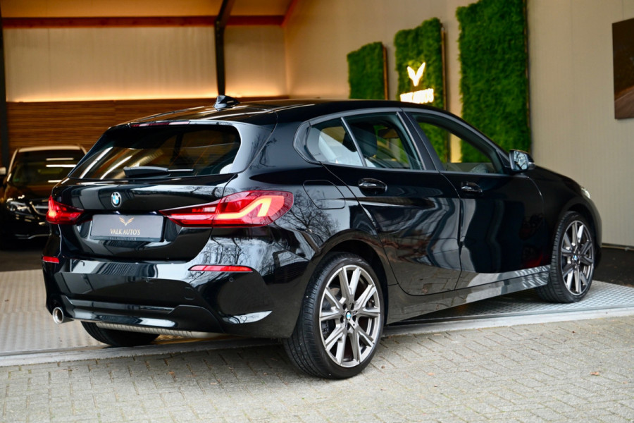 BMW 1-serie 118i Executive - Adaptive Cruise Control - El. Achterklep - Stoelverwarming - Live Cockpit - LED Koplampen - 19 Inch