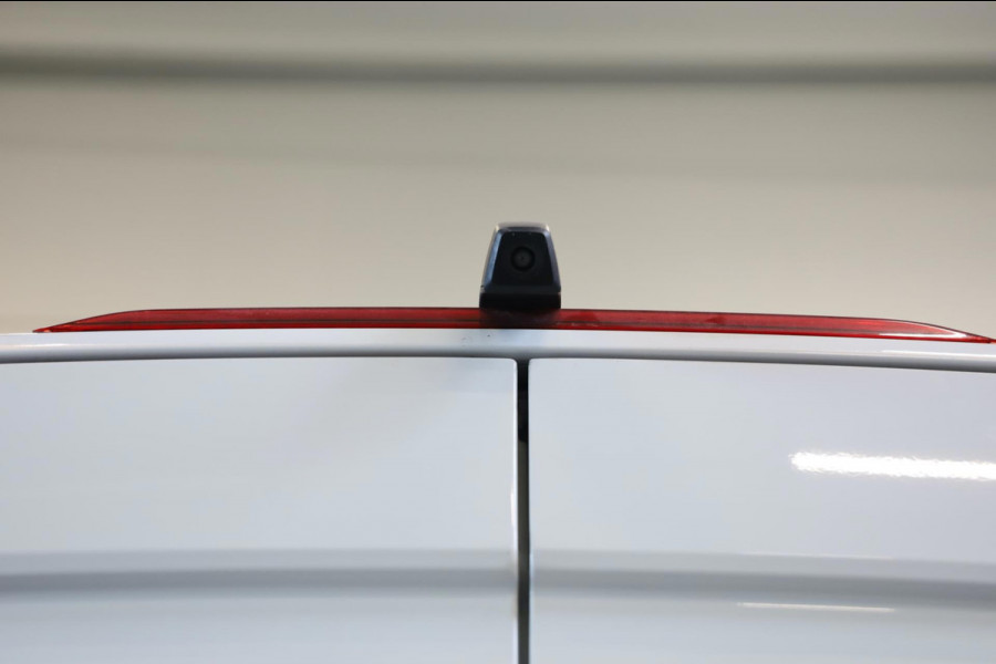 Volkswagen Crafter 35 2.0 TDI L3/H2 140PK AUTOMAAT CAMERA PDC AIRCO NAVI BJ 24 TOPSTAAT ALS NIEUW LEASE V/A 142,- p.m. INRUIL MOG