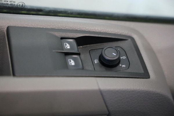 Volkswagen Crafter 35 2.0 TDI L3/H2 140PK AUTOMAAT CAMERA PDC AIRCO NAVI BJ 24 TOPSTAAT ALS NIEUW LEASE V/A 142,- p.m. INRUIL MOG