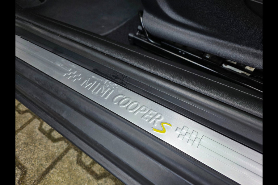 MINI Mini Electric Yours 33 kWh / NAP / 1 EIGENAAR / DEALER ONDERH. / STOELVERW. / CAMERA / KEYLESS / LEDER / PANO / DAB+ / HUD !