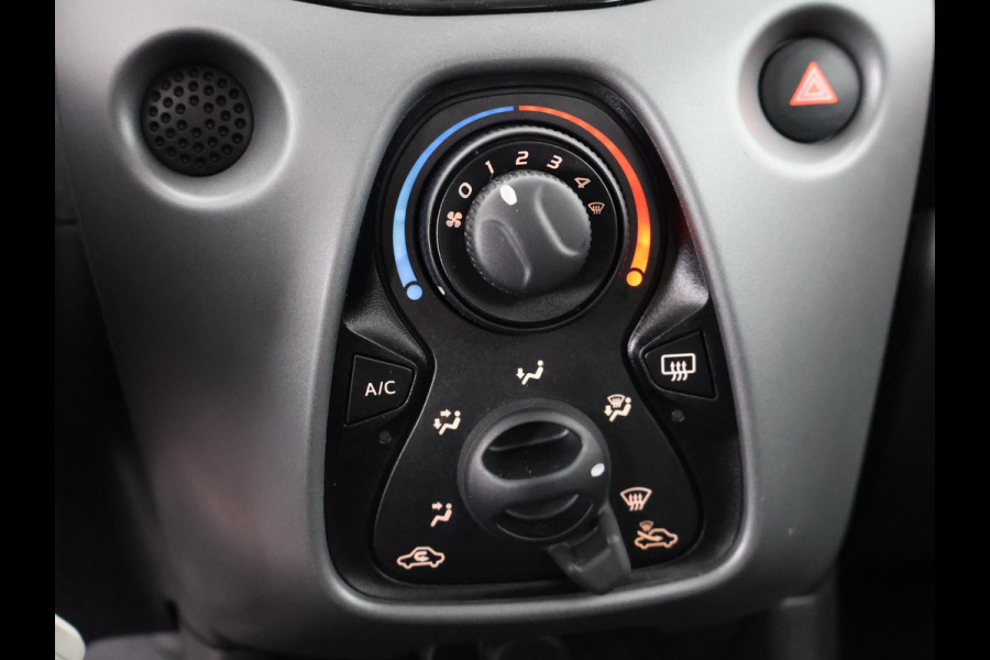 Toyota Aygo 1.0 VVT-i X-PLAY CARPLAY NAVI GARANTIE 2030* . CAMERA . DEALER ONDERHOUDEN . APPLE CARPLAY & ANDROID AUTO